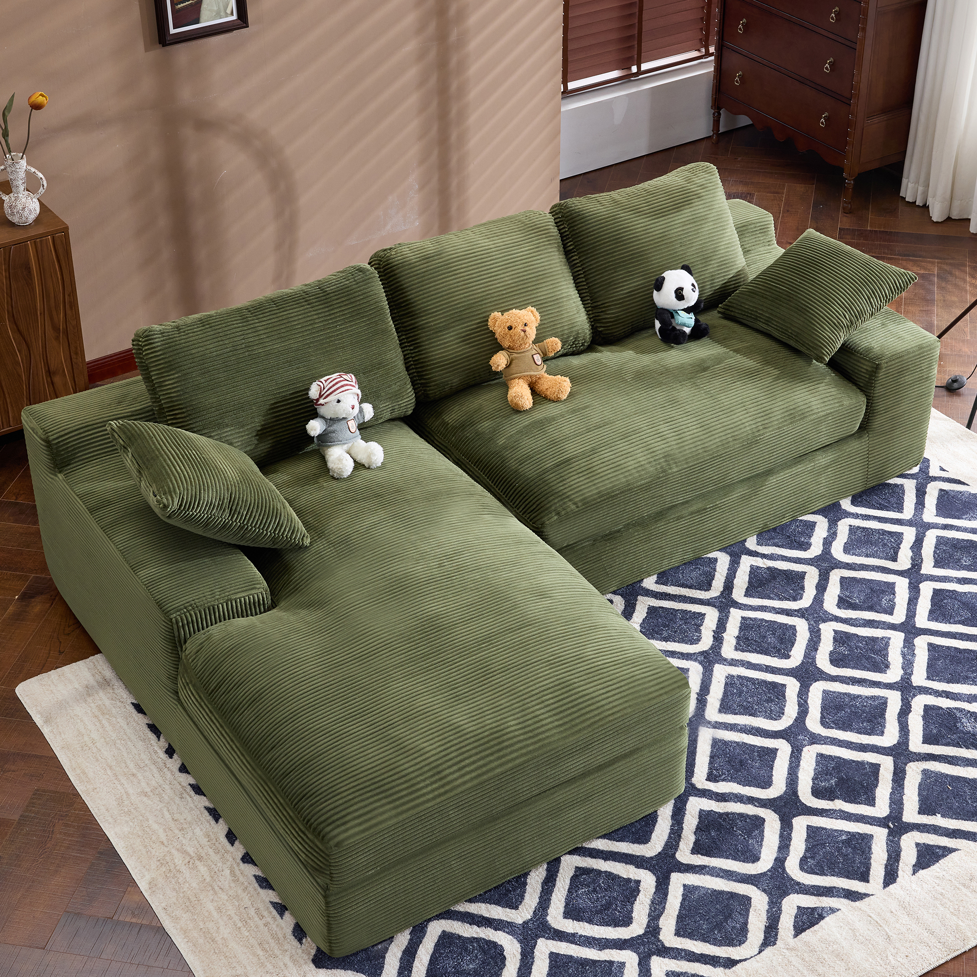 Green corduroy compressed sofa. It has a soft and skin-friendly sitting feel, adding a healing atmosphere to the warm living room. It comes with 3 back cushions and 2 throw pillows.